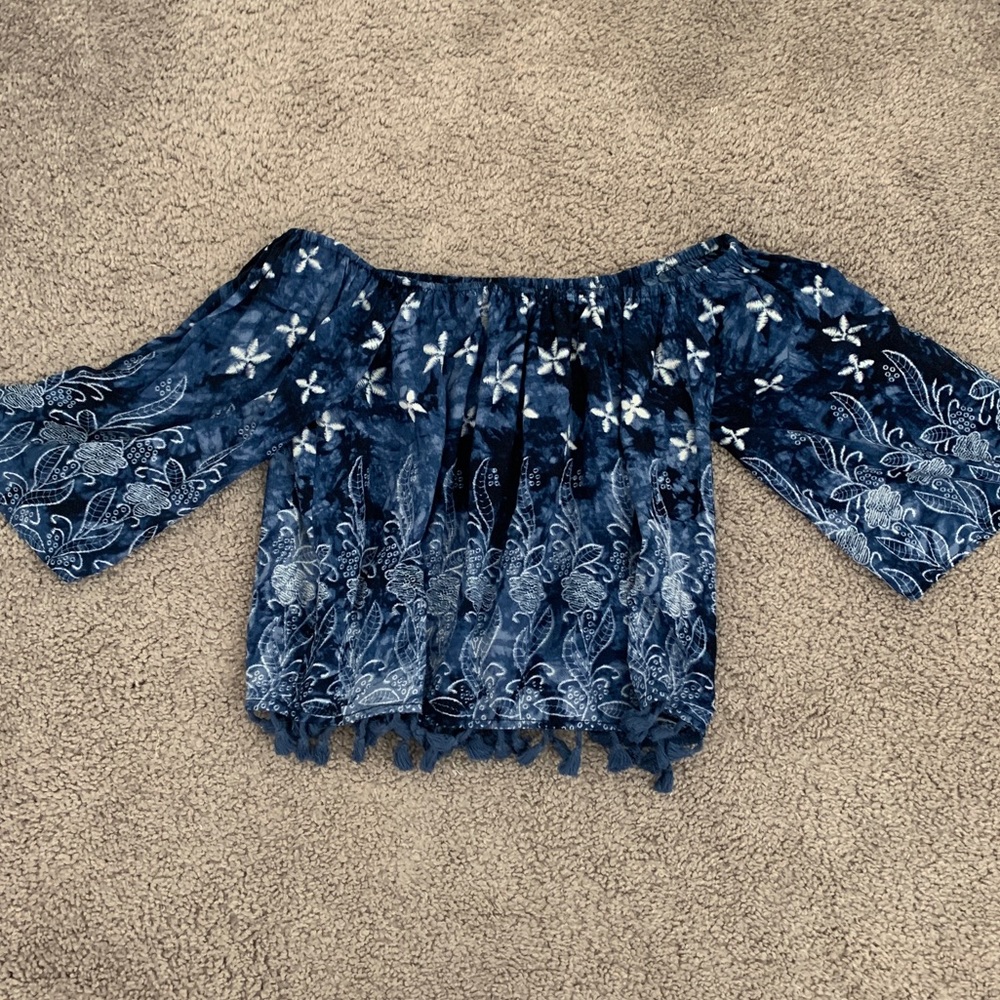 SOUTH MOON UNDER - Off-Shoulder Tassel Blouse
